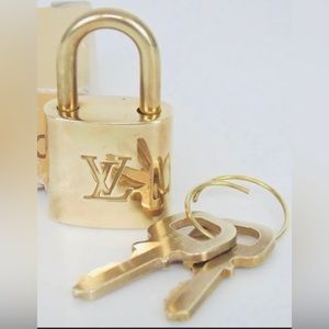 LOUIS VUITTON LV Lock and 2 Keys gold tone brass set #322